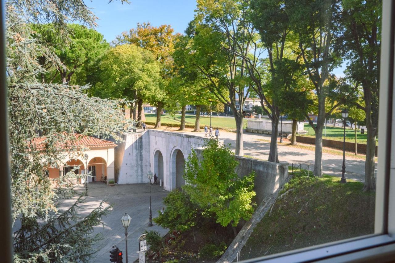 Palazzo Froussard B&B&Living Lucca Esterno foto